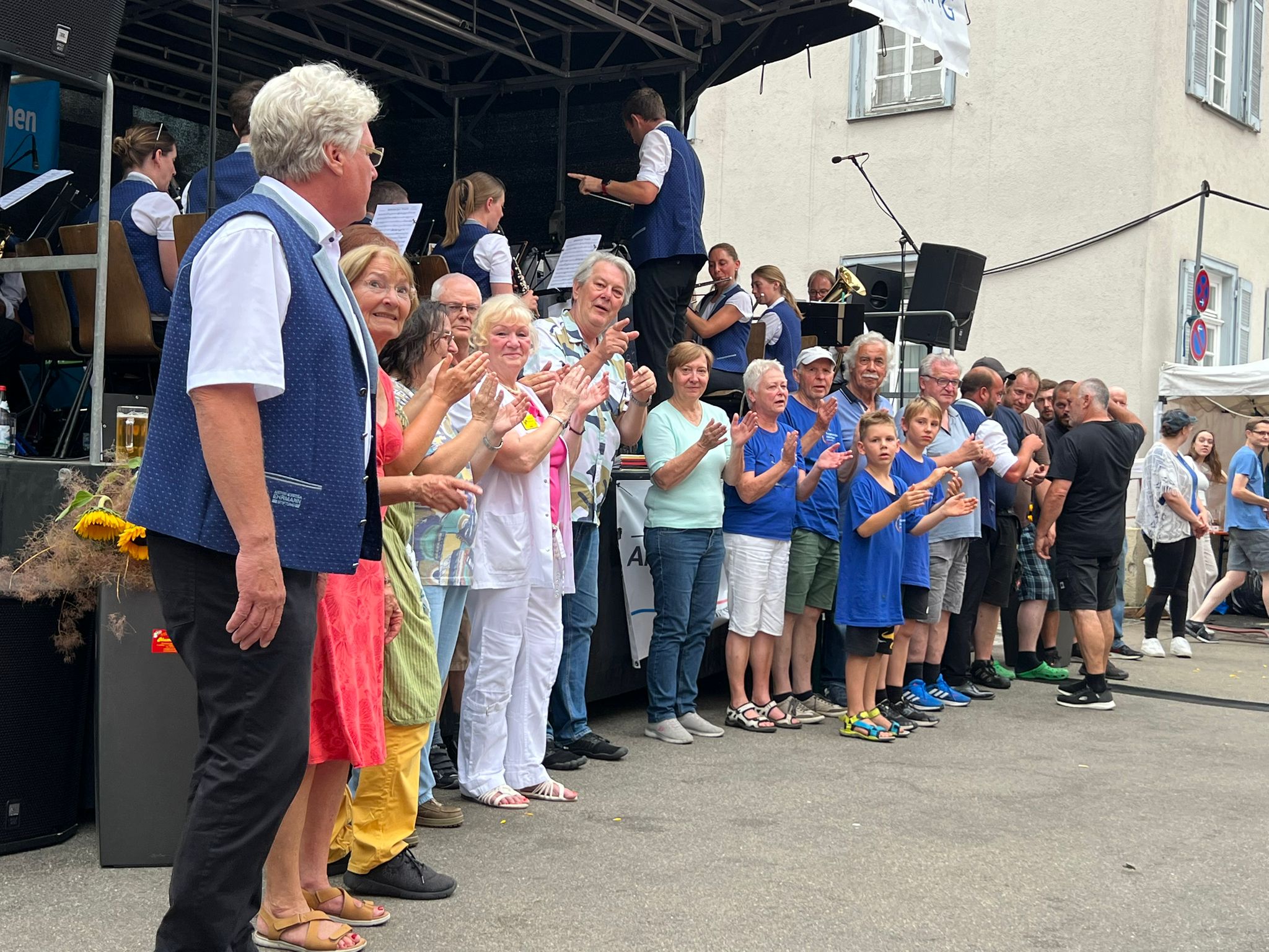 Bild vom gut besuchten Hauptplatzes des Fests am 4. Möhringen feiert