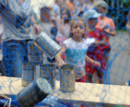 Bild eines Kindes beim Dosenwerfen