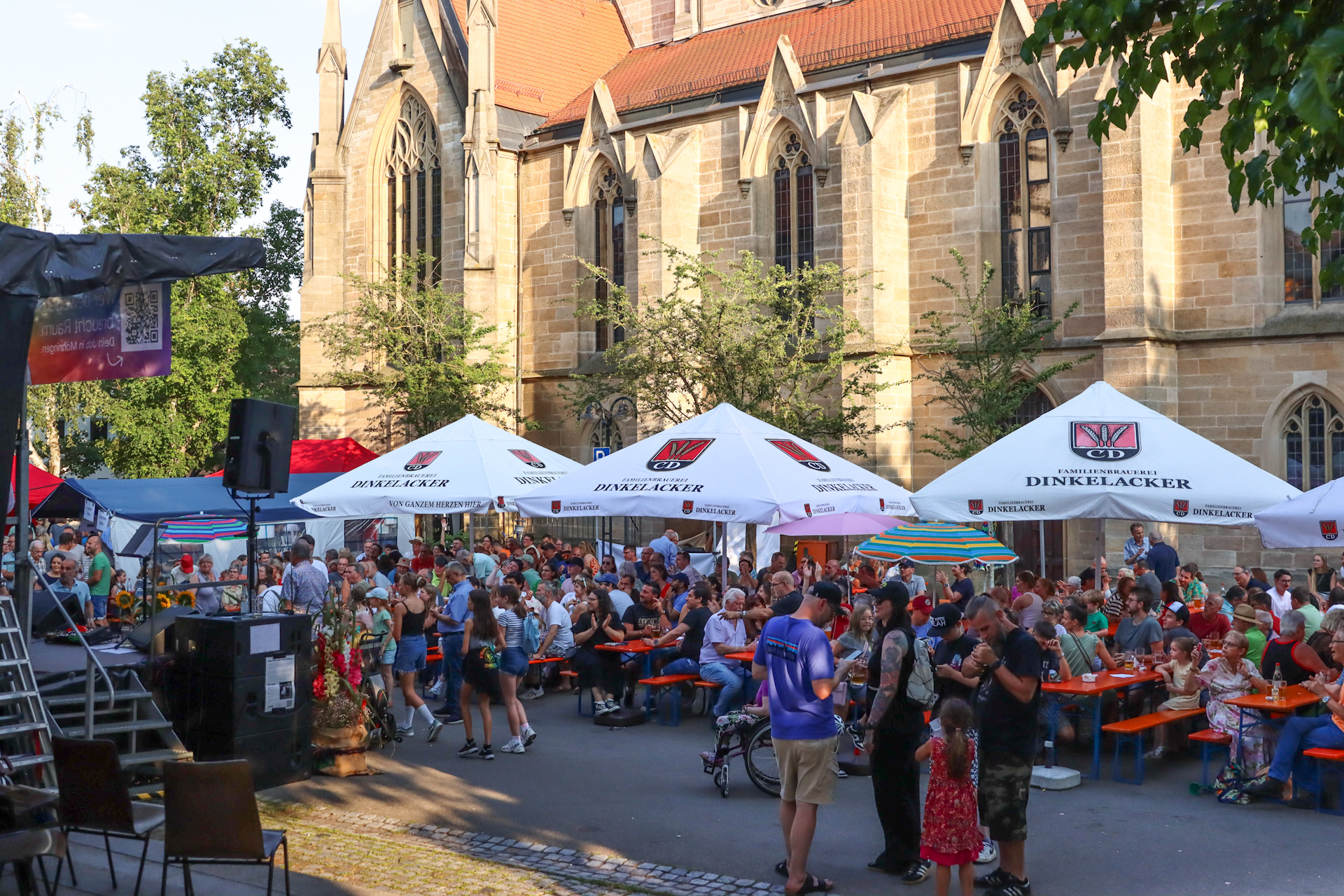 Bild vom gut besuchten Hauptplatzes des Fests am 4. Möhringen feiert